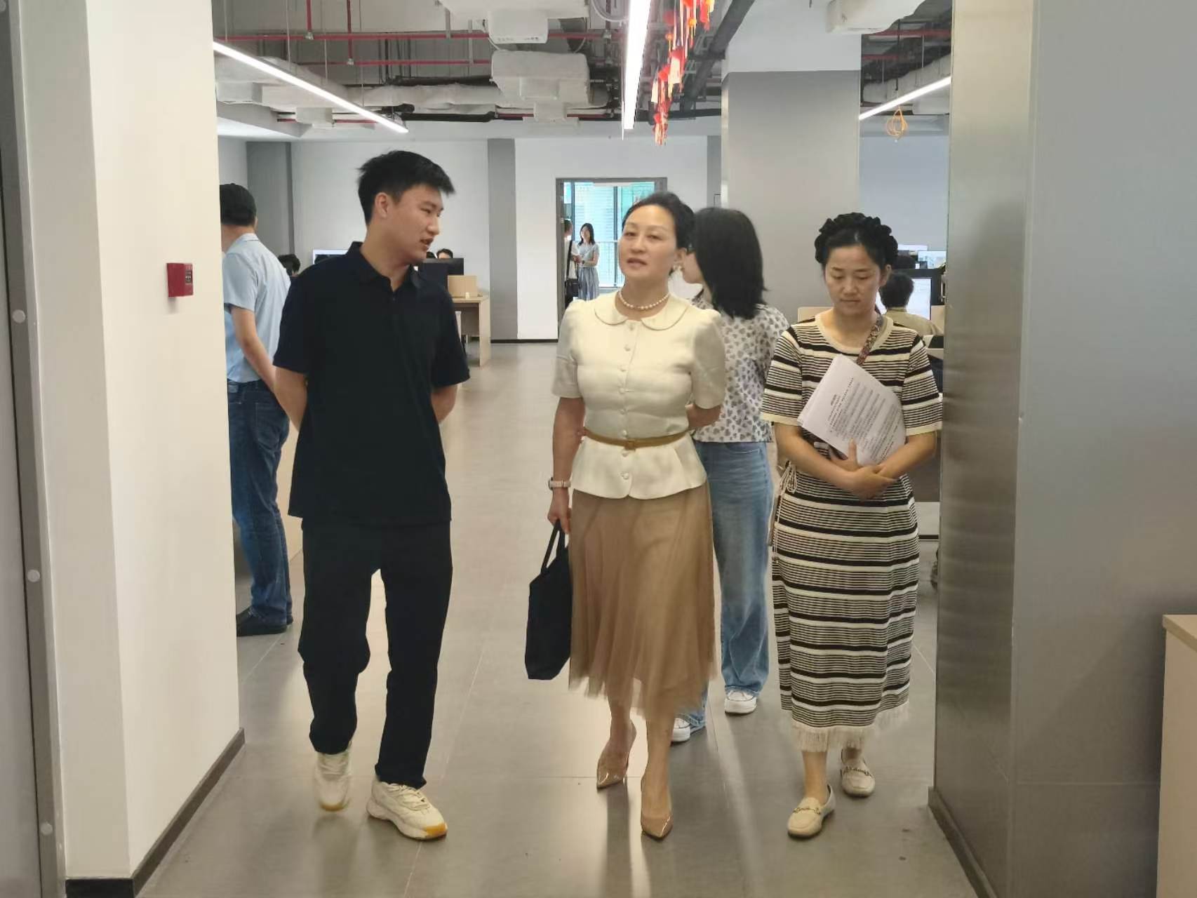 热烈欢迎自贡市科技局局长杨旖旎一行到访参观百嘉数科